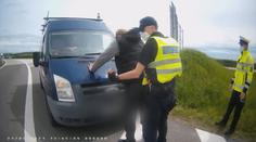 Celníci během kontroly na dálnici D11 našli v dodávce revolver