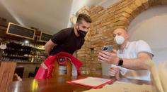 Útoky hostů i pokusy o podvod. Jak opatření zasáhla restaurace či holičství