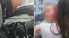 Porucha uvěznila batole v rozpáleném autě. Vysvobodili ho až policisté