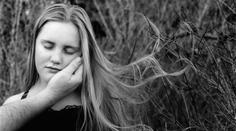 Matka se synem roky věznili a znásilňovali dívku (17). Má dítě