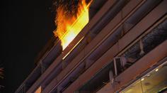 Nedopalek cigarety zapálil balkon, z činžáku muselo 20 lidí