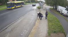 Muž chodil po městě a strkal do lidí. Surový útok na seniorku zachytila kamera