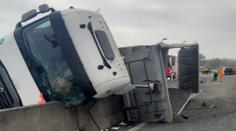Hromadná nehoda zablokovala v Olomouci D35. Řidiče osobáku zabil vysypaný náklad