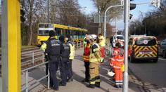 Chlapci se pohádali na zastávce, jeden druhého strčil pod tramvaj. Na místě zemřel