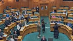 Maorští poslanci narušili jednání parlamentu. Tancem haka protestovali proti zákonu