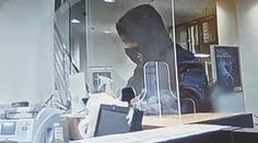Ozbrojený lupič na útěku! Policie žádá o pomoc při pátrání