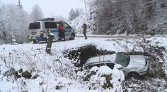 Řidiče trápí namrzlá vozovka. Některé silnice na Moravě jsou uzavřeny