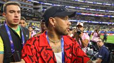 Neymar způsobil prodavačům šok. Nemohli uvěřit, komu dres prodávají