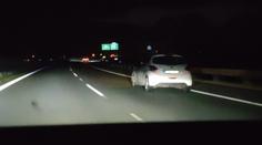 Podivné chování řidiče: Řítil se dálnicí rychlostí 150 km/h, světla měl vypnutá