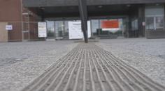Po rezavé kašně řeší Pardubice další problém. Nevidomí mají potíže u nádraží