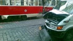 Tramvaje po nehodě v ranní špičce dvacet minut stály