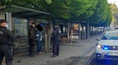 Vyhrocená situace v MHD! Muž mířil na pasažéry pistolí, byla to hračka