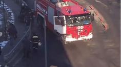 Auto hasičů narazilo do zastávky plné lidí. 1 mrtvý, 4 zranění