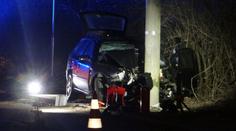Auto u Prahy vletělo do sloupu. Spolujezdkyně na místě zemřela
