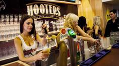Světoznámý řetězec Hooters ohlásil bankrot. Proslavil se krásnými servírkami