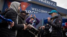 Další malér pro Rangers. Fanoušci posprejovali týmový autobus soupeře