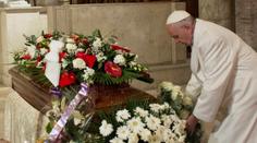 Žal ve Vatikánu: Papež František pohřbil milovanou sekretářku