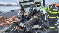 Dálnici D1 zablokovala vážná nehoda. Hasiči museli vyprošťovat řidiče dodávky