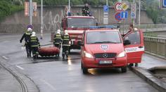 Žena skočila do řeky, chtěla se zabít. V ledové vodě si to rozmyslela