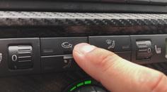 Vedro, že ani klimatizace nestíhá? Trik, jak vychladit auto rychleji a efektivněji