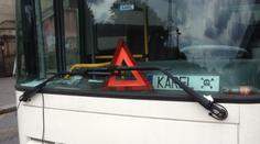 Vrak autobusu na Smíchově úřady nezajímá. Budou čekat na nehodu?