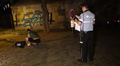 Dva cizinci posprejovali Karlův most, skončili na policii