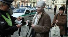 Krvavá show v Plzni: umělec šokoval policii i záchranáře