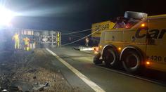 Převrácený kamion uzavřel dálnici D5, nabouralo do něj další auto