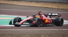Hamilton obkroužil první kola ve Ferrari. Kolem trati byly davy fanoušků