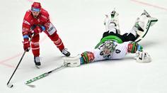 Sudí uznal sporný gól Třince. Regule říkají něco jiného, zuří Bruslaři