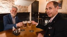 Princ Edward si s prezidentem Pavlem zašel na pivo. Je to silné gesto přátelství, říká Kovář