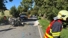 Smrtelná nehoda na Bruntálsku: Auto s mladými lidmi skončilo zdemolované