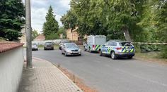 Záhadná smrt muže. Našli ho v rybníku u Prahy, případ řeší policie