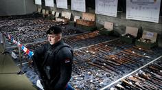Srbové po masakrech dobrovolně odevzdávají zbraně včetně granátů