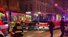 Auto skončilo po nehodě zaklíněné mezi tramvajemi. Čtyři lidé zůstali uvěznění