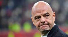 Fanouškům došla trpělivost. Po šéfovi FIFA Infantinovi žádají rezignaci
