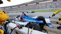 Děsivá nehoda na IndyCar: Závodník v boxech smetl mechanika