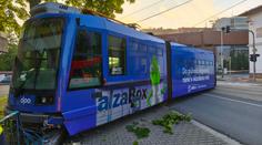 Nehoda tramvaje v Ostravě. Srážka s autem ji odhodila na chodník