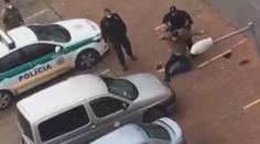 Šokující zákrok na Slovensku, policista bil a kopal do bezdomovce!