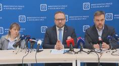 Jurečka chce zvýšit příspěvek na péči. Nejpotřebnějším o 40 procent
