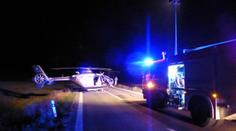 Auto skončilo v poli na střeše, řidič (19) se vážně zranil
