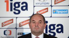 Fotbal se odráží ze dna. Kluby dostanou auta od nového partnera