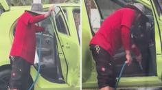 VIDEO: Nechal si vyčistit auto. Vzali ruční trysku a umyli mu ho i zevnitř