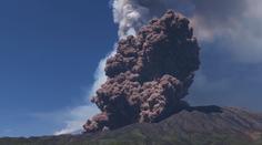 Masivní erupce Etny: Kouř je vidět na kilometry, turisté utíkají do bezpečí