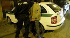 Policisté chytili DVAKRÁT stejného OPILÉHO ŘIDIČE! Chtěl jim najet do budovy, pak si LEHL NA CESTU!