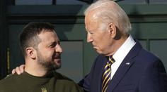 Zelenskyj přivezl Bidenovi dar od vojáka. Ukrajinu opustil poprvé od začátku války