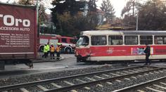 Kamion se v Praze srazil s tramvají, řidiči skončili v nemocnici