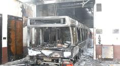 Požár udělal z autobusu vrak. Škoda půjde do desítek milionů