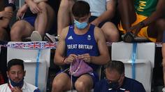 Sympatický Brit baví: Získal zlato, pak si na sportovišti upletl svetr