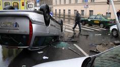 Opilý řidič naboural tři auta, policistu nakopl a praštil pěstí!